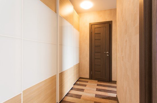 Дизайн узкого коридора в квартире: реальные фото в интерьере