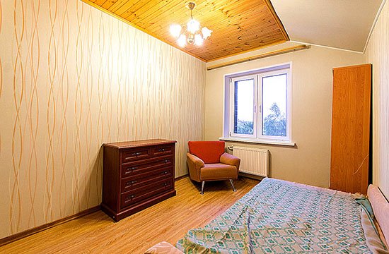 Можно ли монтировать натяжные потолки в деревянном доме?